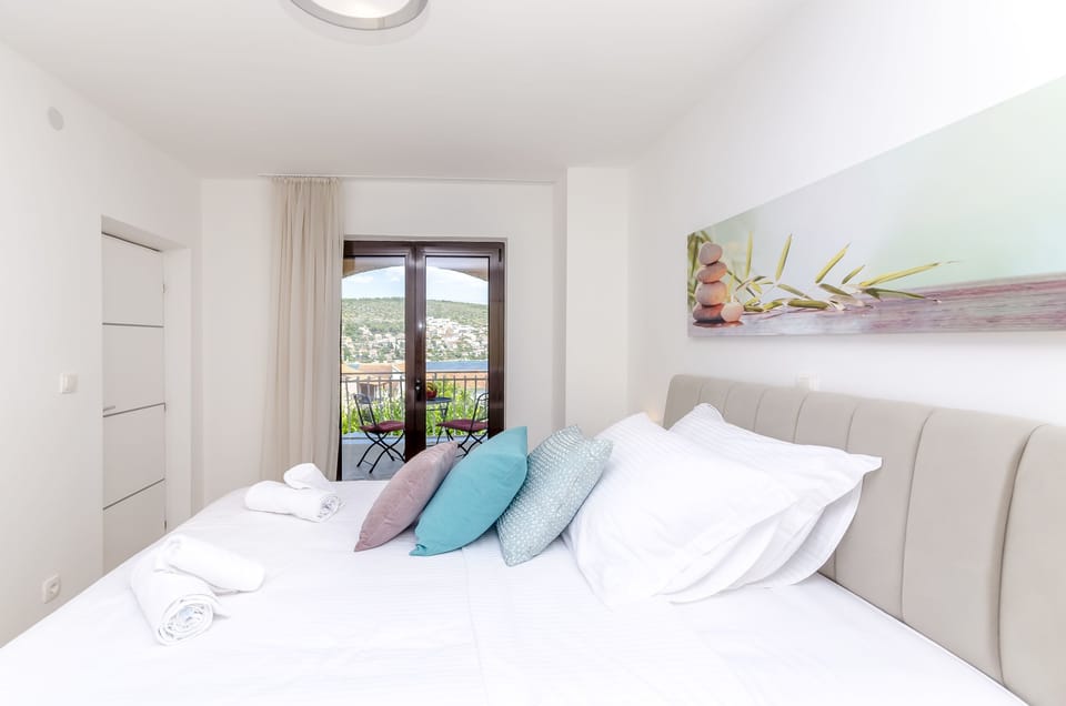 Iron/ironing board, WiFi (free), bed sheets