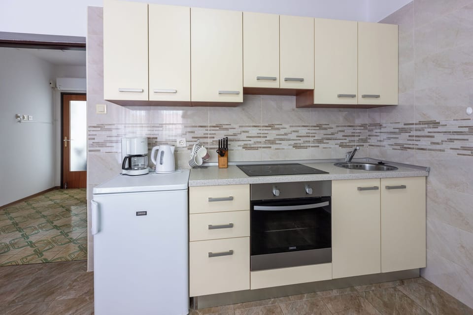 Apartment (A1) | Private kitchen | Fridge, oven, stovetop, espresso maker