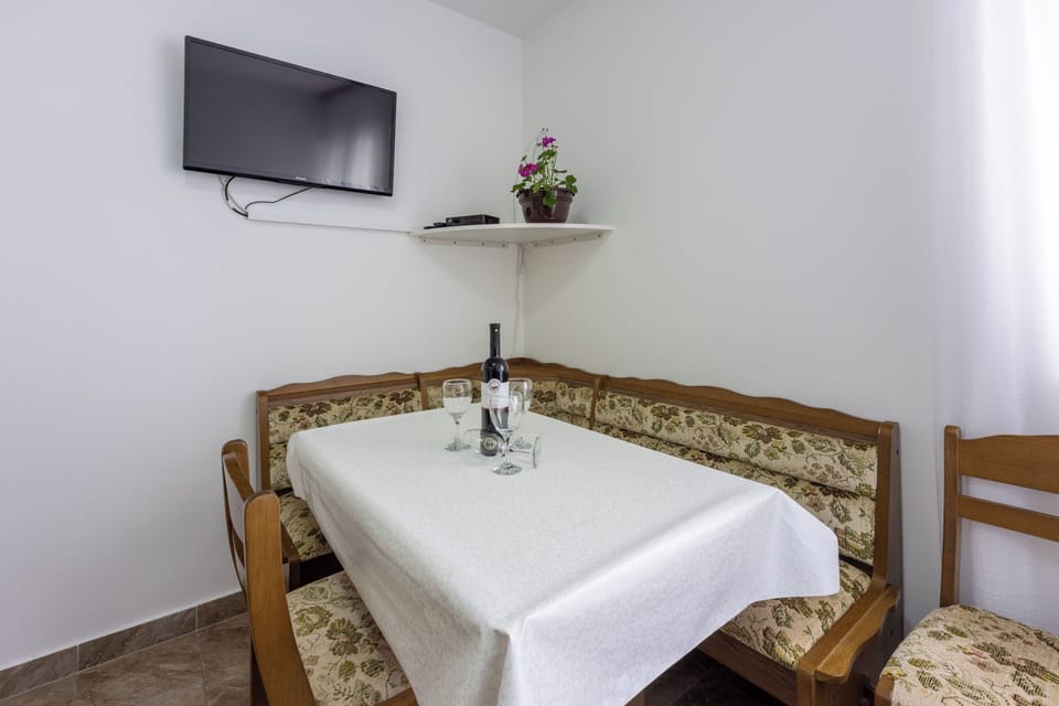 Apartment (A1) | Dining