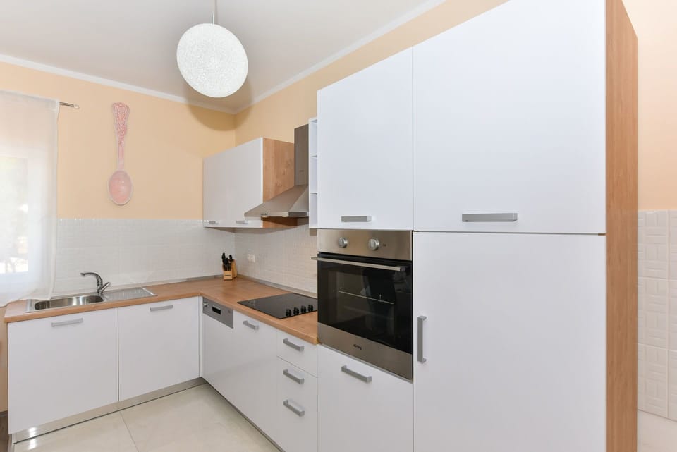 Private kitchen | Fridge, microwave, oven, stovetop