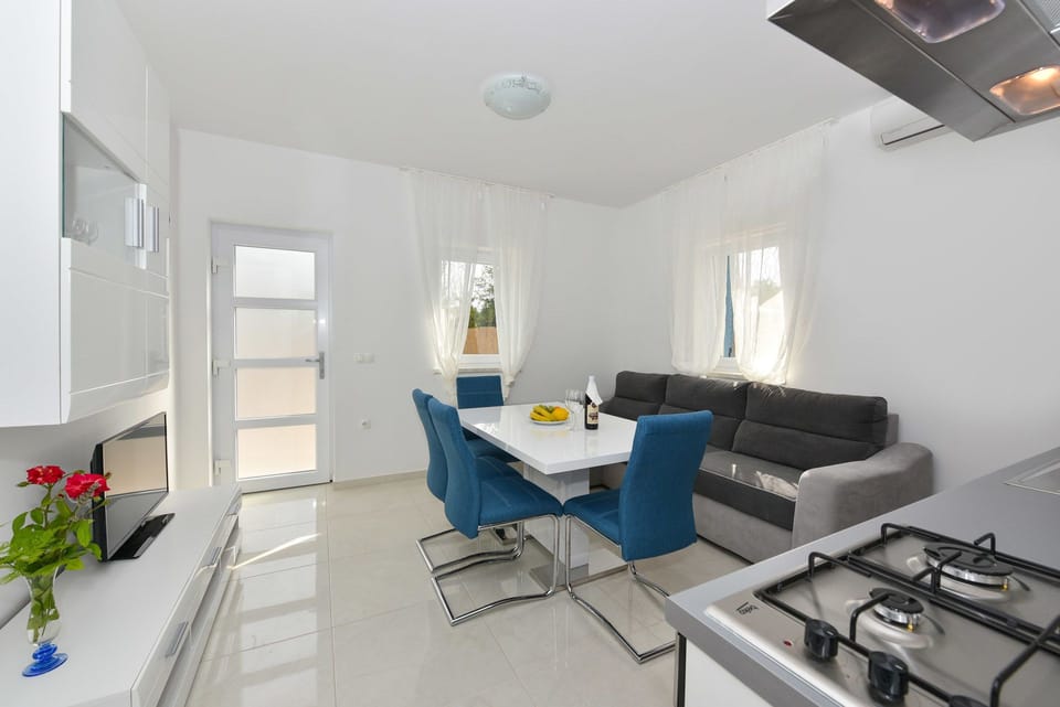 Private kitchen | Fridge, microwave, oven, stovetop
