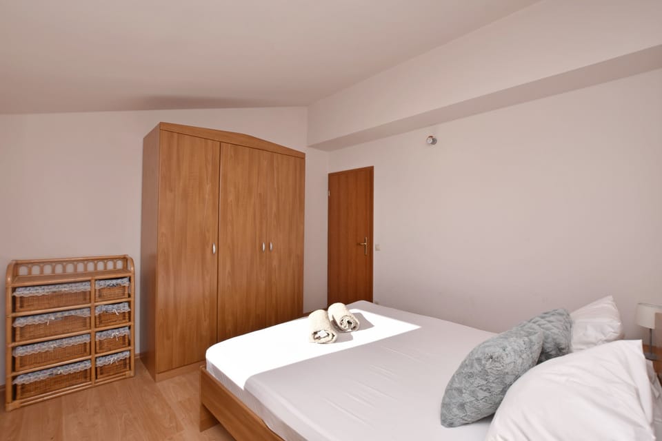 6 bedrooms, iron/ironing board, WiFi (free)