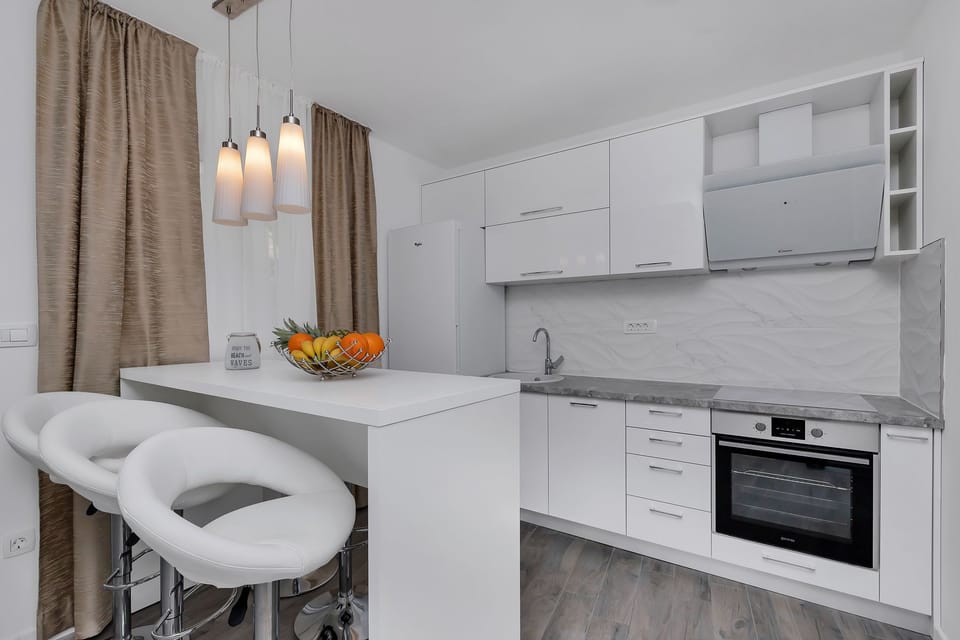 Private kitchen | Fridge, microwave, oven, stovetop