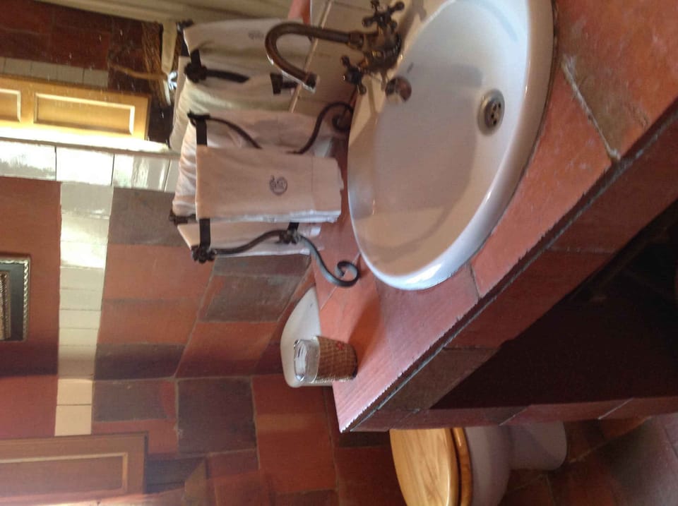 Deluxe Apartment, Private Pool, City View (Roja) | Bathroom | Shower, rainfall showerhead, free toiletries, hair dryer