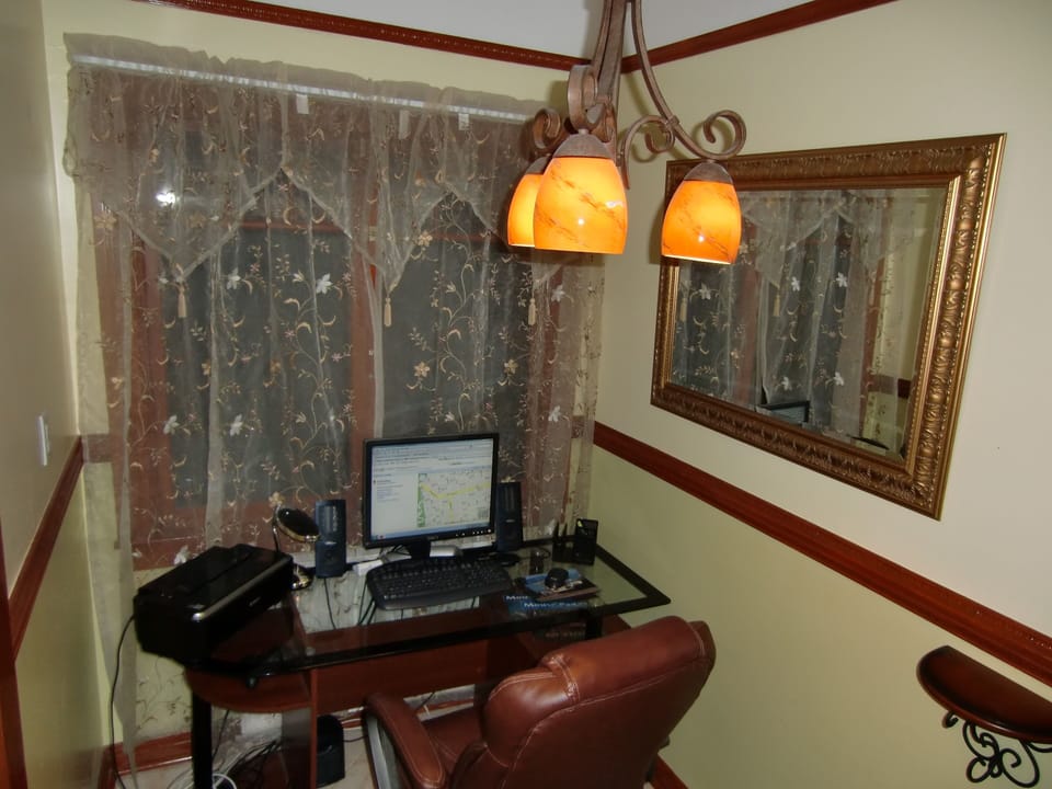 Desc top Computer w/ high speed fiberoptic Sonic internet.