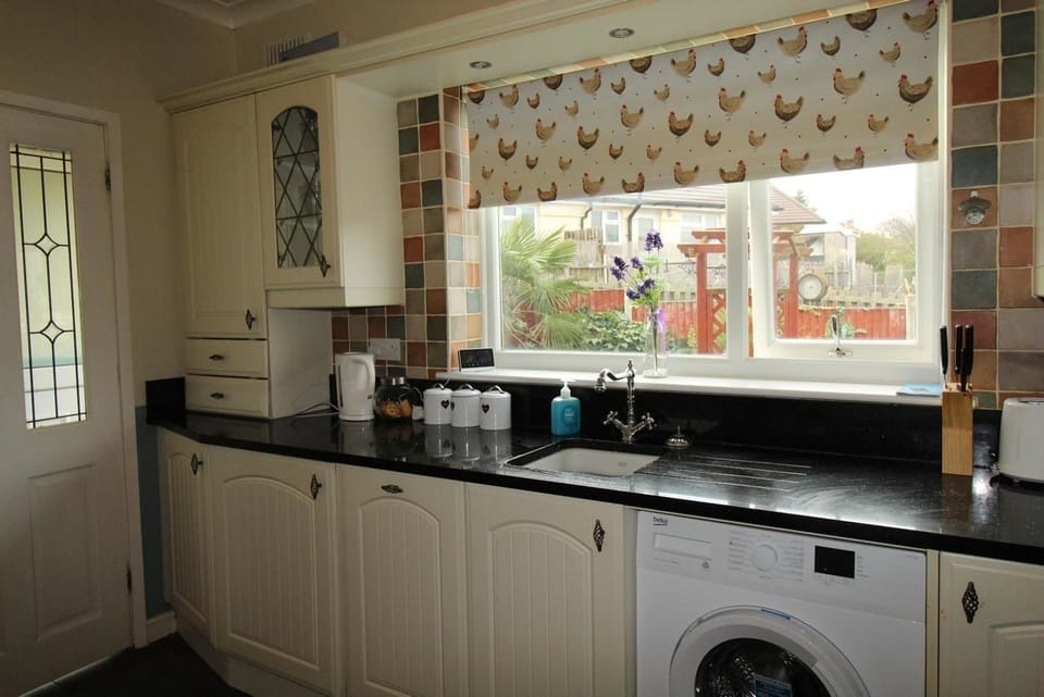 Comfort House, 5 Bedrooms | Private kitchen | Fridge, microwave, oven, stovetop