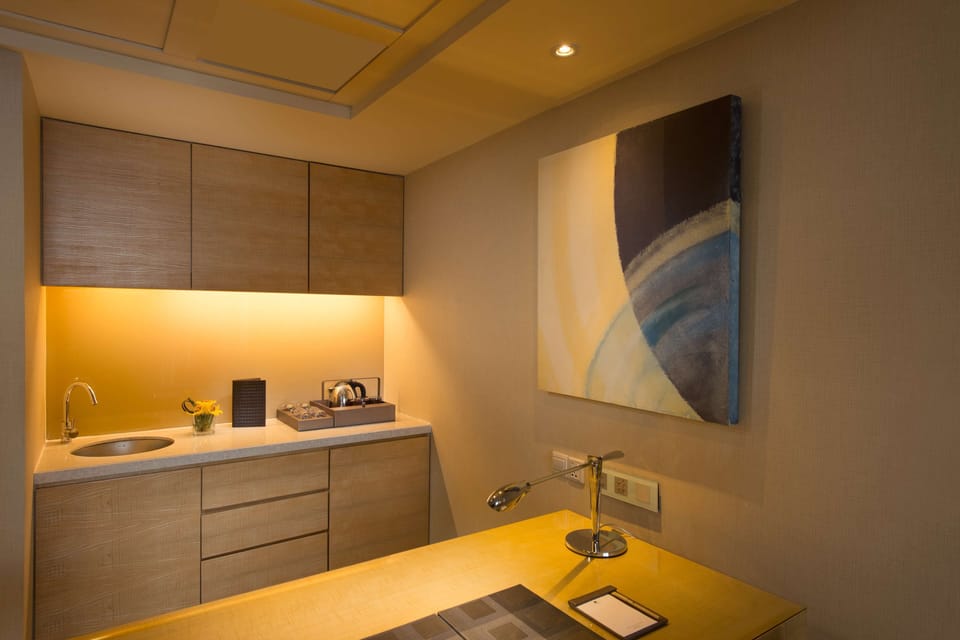 Executive Suite, 1 King Bed | Hypo-allergenic bedding available, down comforters, minibar