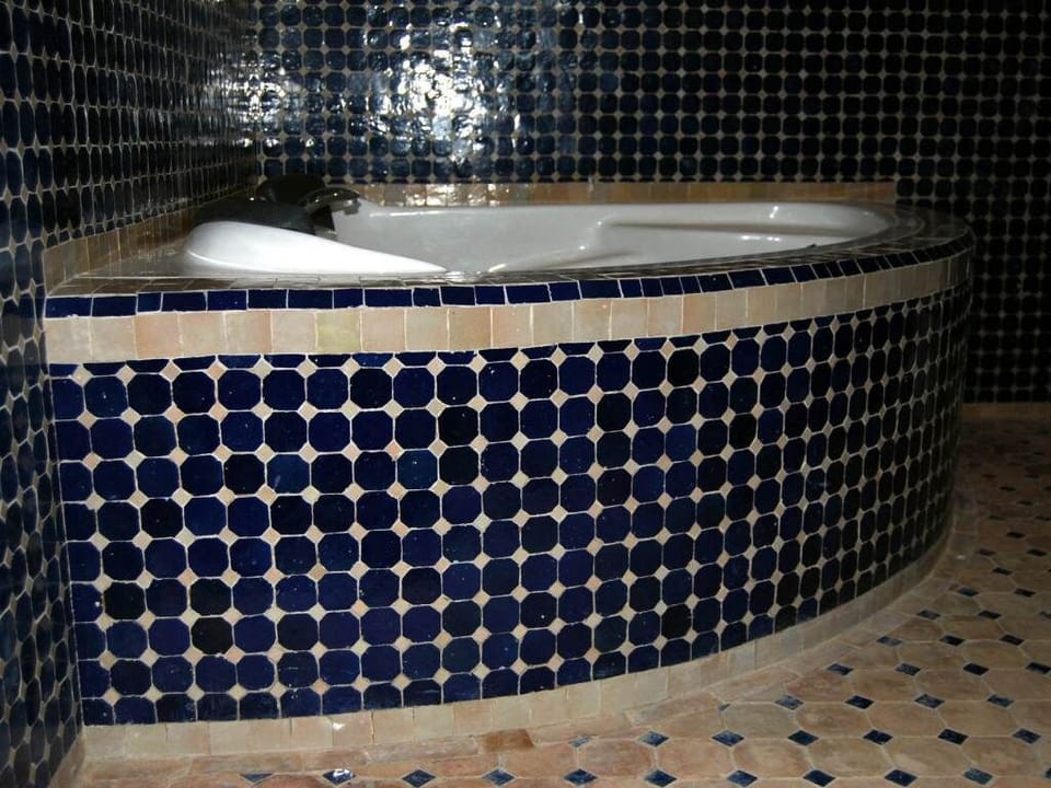 Luxury Suite | Bathroom | Hair dryer, towels, soap, toilet paper