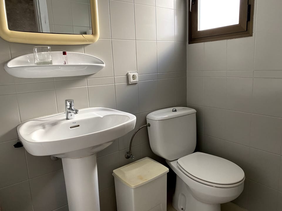 Economy Twin Room | Bathroom | Bathtub, free toiletries, hair dryer, towels