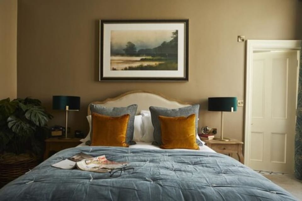 Large Double Room | In-room safe, desk, iron/ironing board, free WiFi
