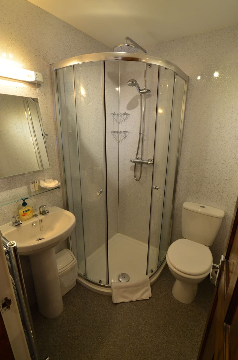 Double Room, Ensuite, Ground Floor | Iron/ironing board (on request), WiFi (free), bed sheets