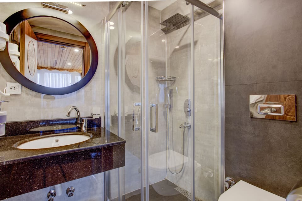 Deluxe Room Sea View | Bathroom | Shower, rainfall showerhead, hair dryer, towels