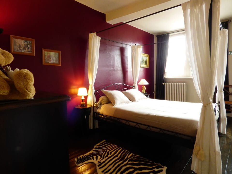 Standard Double Room, Shared Bathroom | Hypo-allergenic bedding, Select Comfort beds, minibar