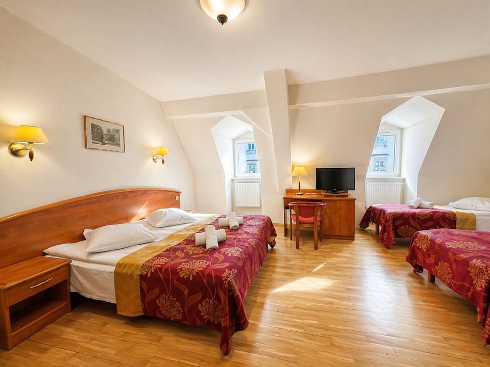 Premium Triple Room | Desk, soundproofing, free WiFi, bed sheets