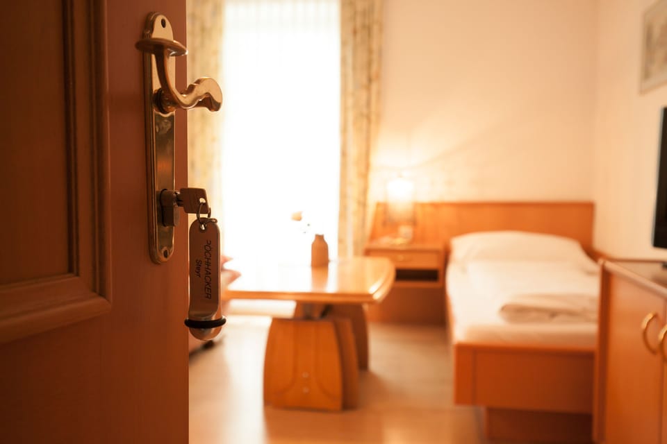 Classic Single Room | Desk, soundproofing, rollaway beds, free WiFi