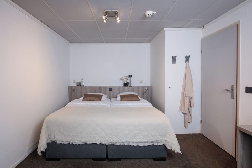 Standard Double Room | Minibar, in-room safe, desk, iron/ironing board