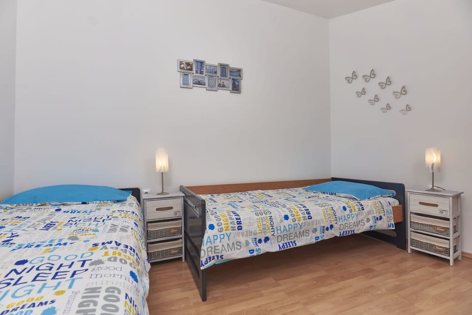 2 bedrooms, iron/ironing board, free WiFi