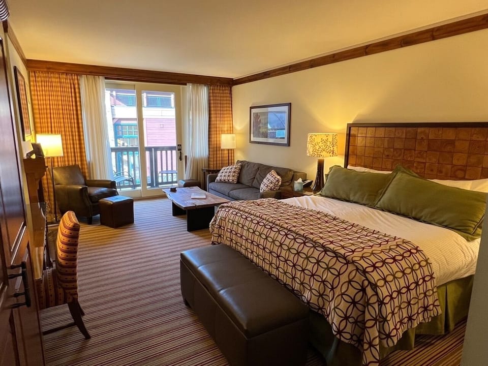 Welcome to our Studio Home with a King Size Bed, Sofa, 55" UHDTV and Fireplace
