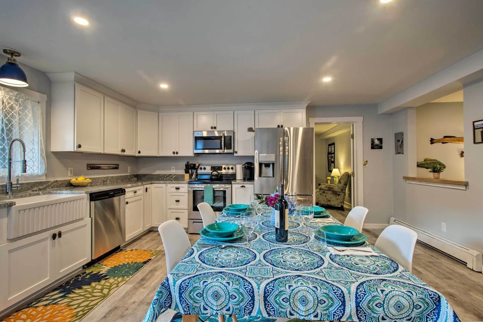 Kitchen & Dining Area | Open Floor Plan