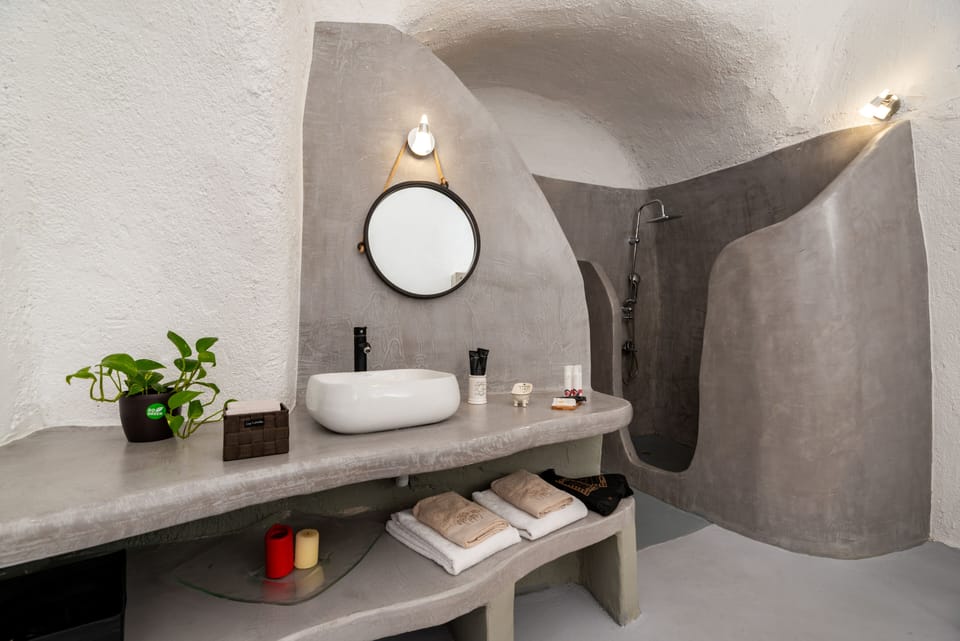 Luxury Suite | Bathroom | Shower, rainfall showerhead, free toiletries, hair dryer