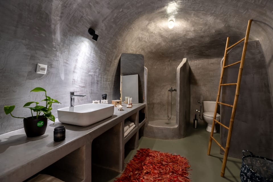 Luxury Suite | Bathroom | Shower, rainfall showerhead, free toiletries, hair dryer
