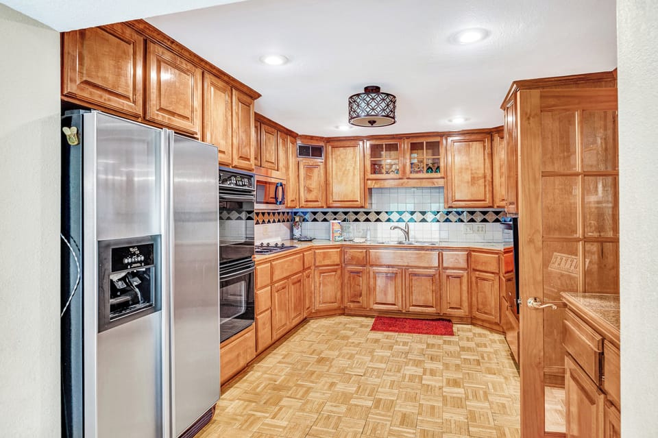 Fridge, 2 ovens, cook top, microwave, dishwasher, garbage disposal