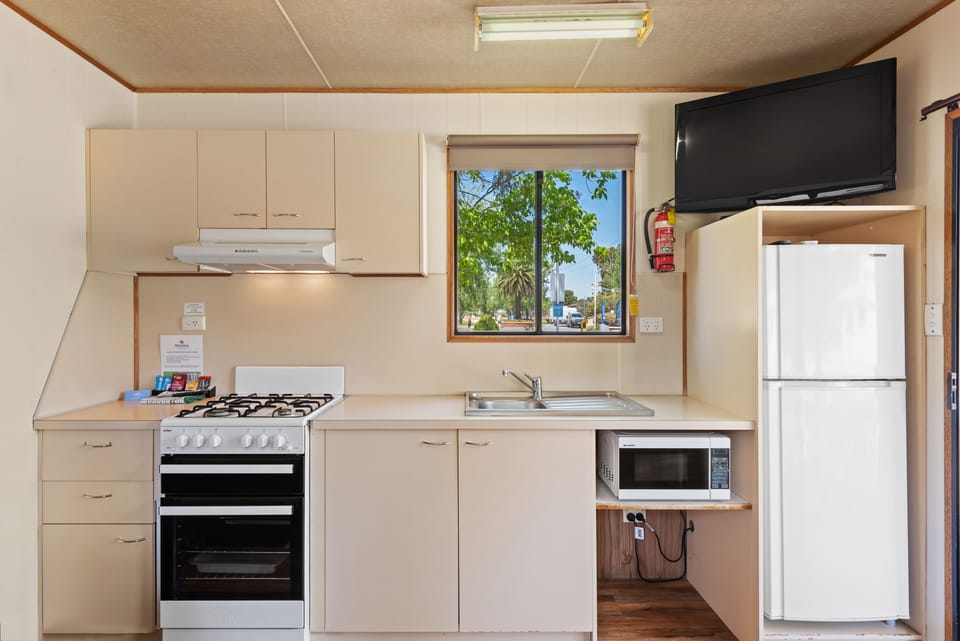Economy 1 Bedroom Cabin | Private kitchen | Fridge, microwave, oven, stovetop