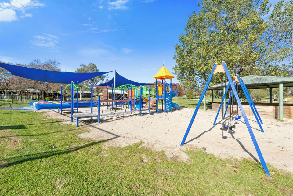 Lake Hume Holiday Park Campground/ 
RV Resort in New South Wales