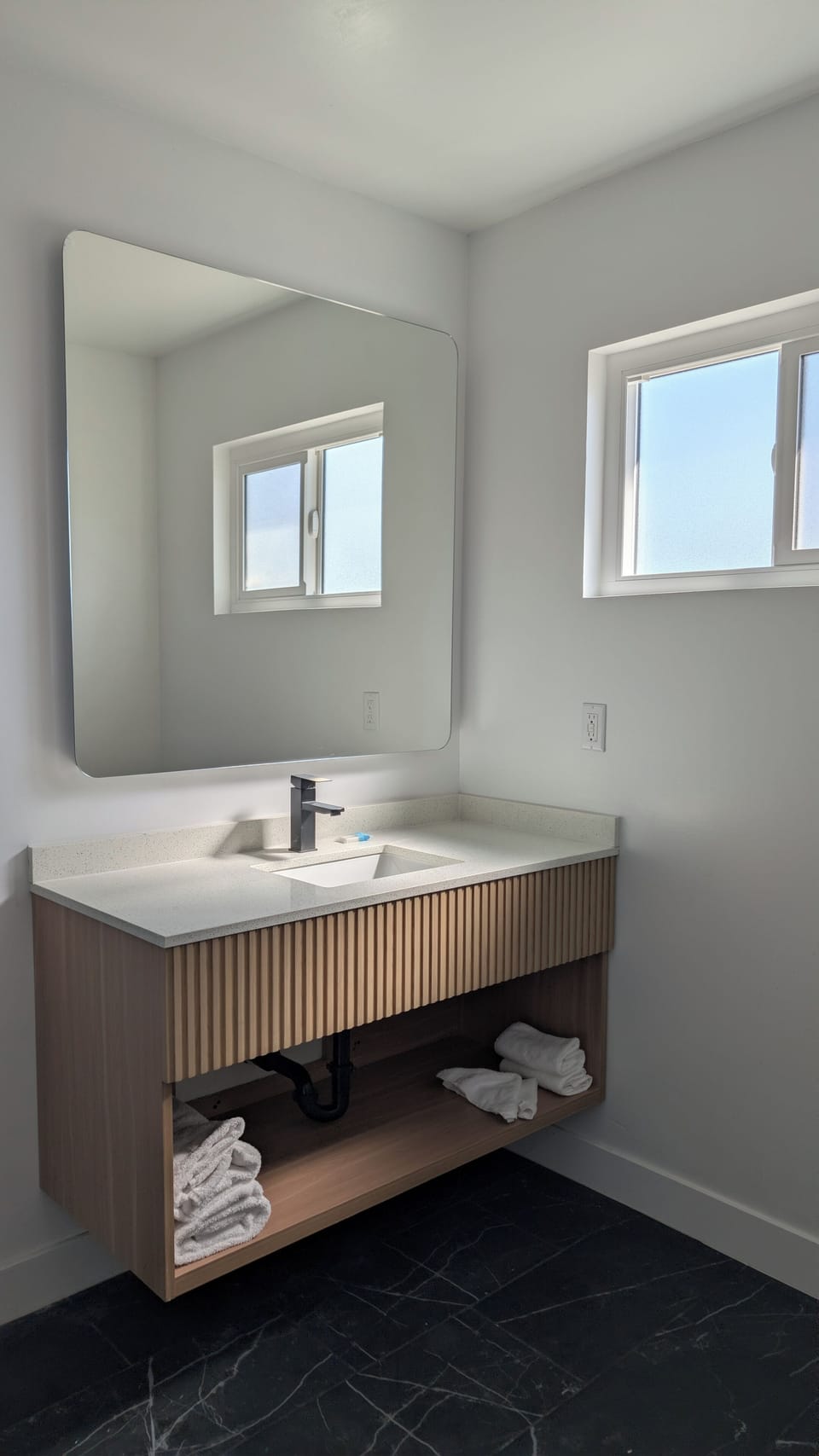Combined shower/tub, towels