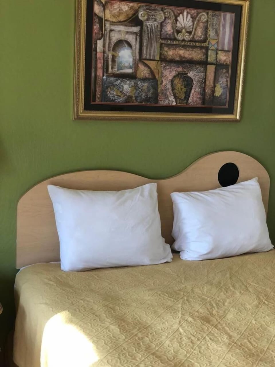 Iron/ironing board, free WiFi, bed sheets