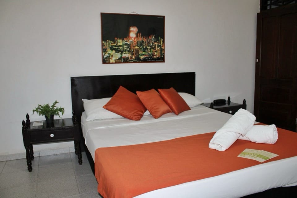 Standard Double Room | In-room safe, desk, iron/ironing board (on request), WiFi (free)