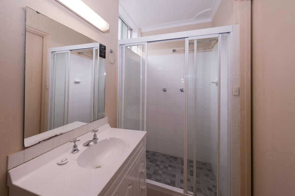 King Room | Bathroom | Shower, free toiletries, hair dryer (on request), towels