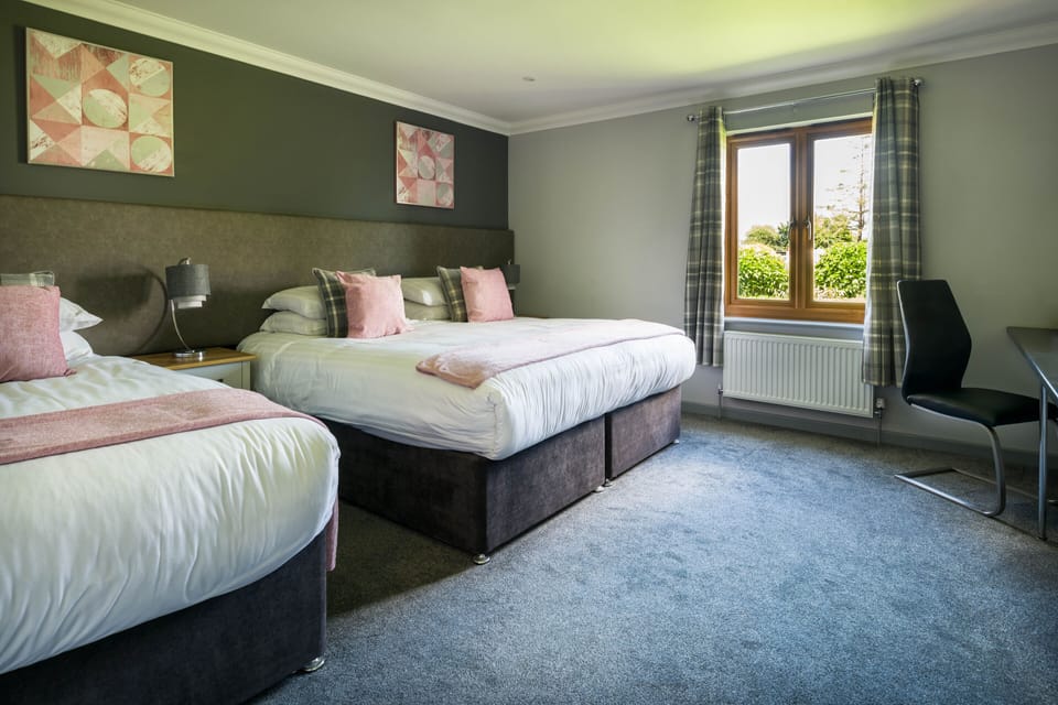 Superior Triple Room | Desk, iron/ironing board, cribs/infant beds, free WiFi