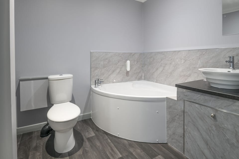Family Room | Bathroom | Hair dryer, towels, shampoo, toilet paper