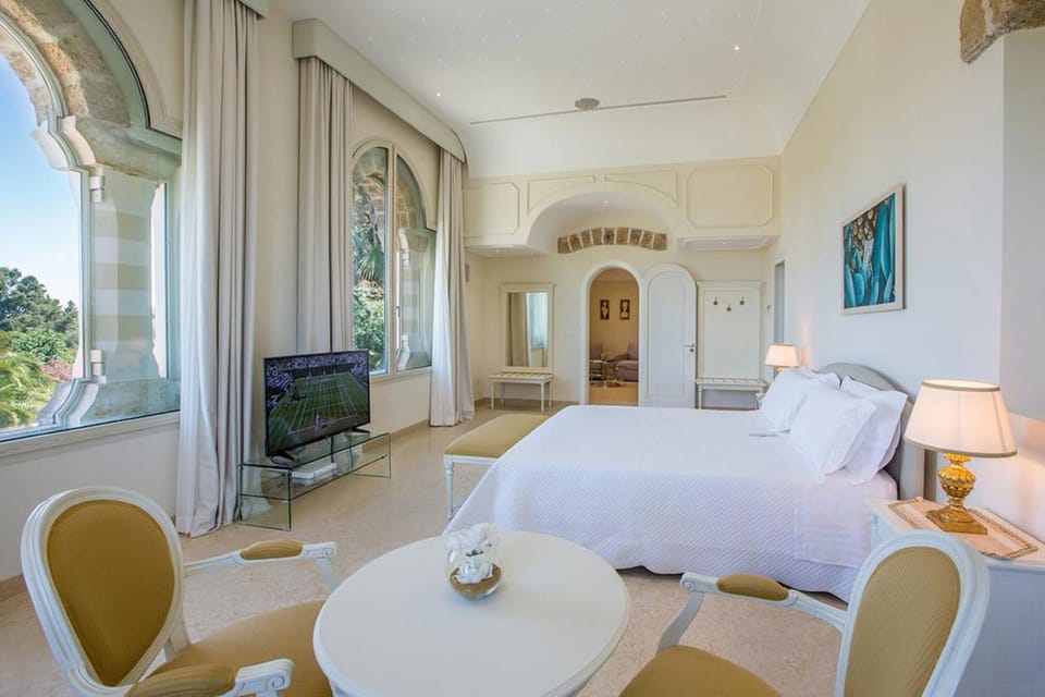 Suite Deluxe | Premium bedding, minibar, in-room safe, desk