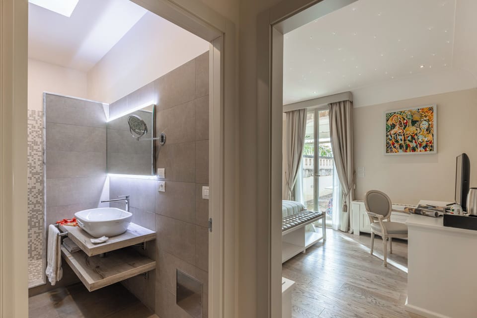 Deluxe with Terrace and External Jacuzzi | Premium bedding, minibar, in-room safe, desk