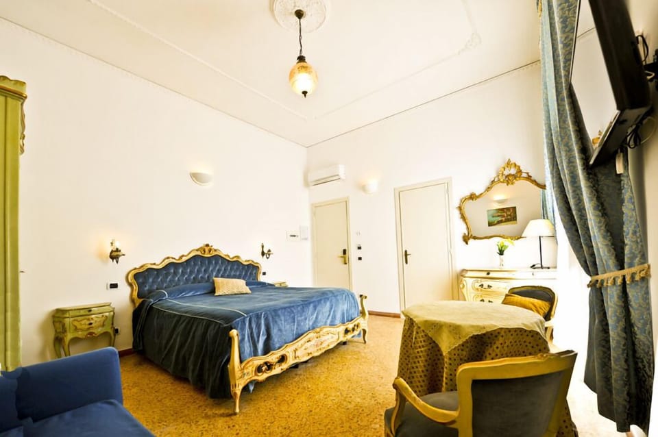 Superior Double Room | In-room safe, desk, iron/ironing board (on request), WiFi (free)