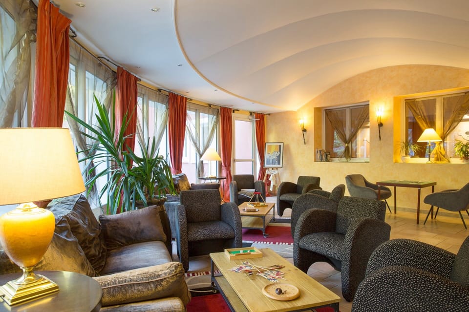 Lobby lounge