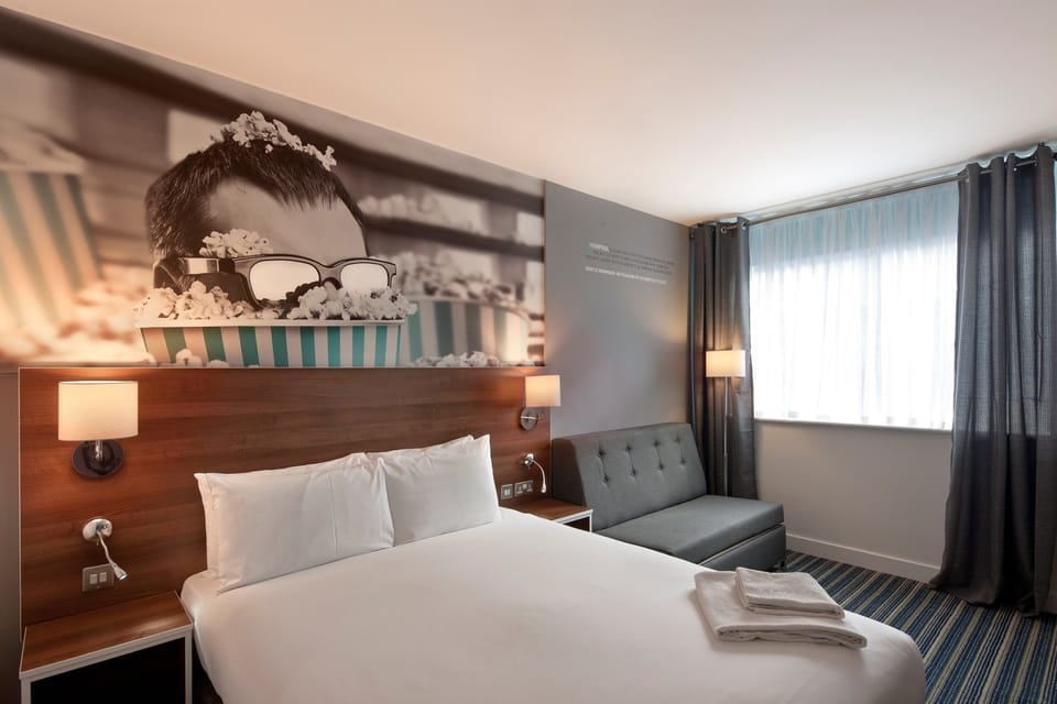 Family Room | Desk, free WiFi, bed sheets