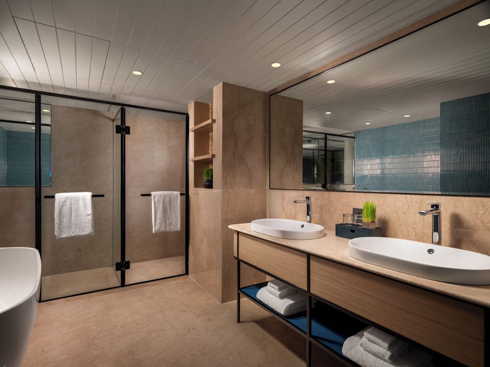 SUPERIOR SUITE WITH 1 KING BED - LOUNGE ACCESS WITH COCKTAIL HOURS & ONE WAY AIRPORT TRANSFER | Bathroom | Eco-friendly toiletries, hair dryer, bathrobes, slippers