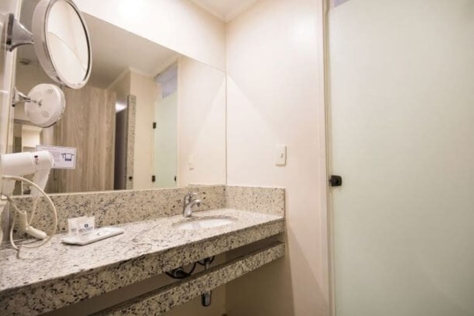 Shower, free toiletries, towels