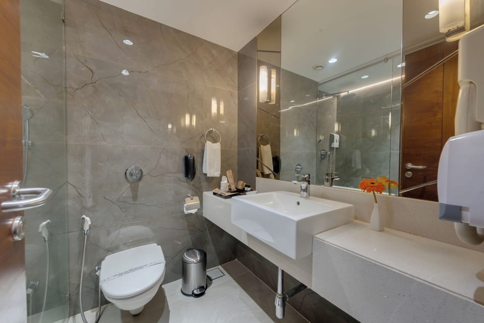 Studio Suite | Bathroom | Shower, free toiletries, hair dryer, slippers