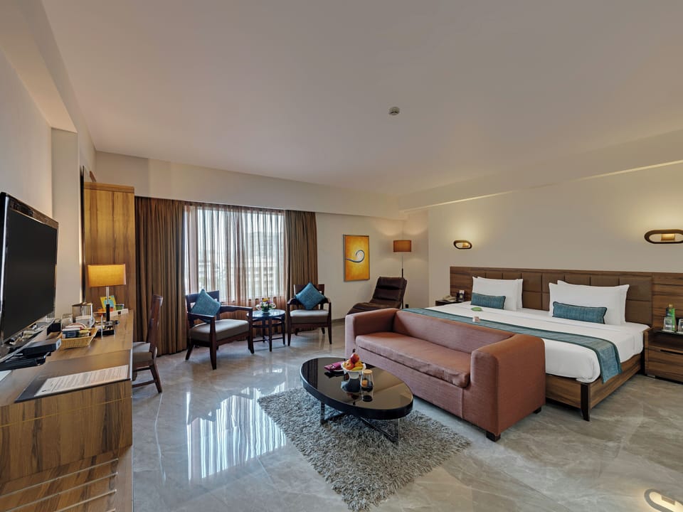 Executive Suite, 1 King Bed | Premium bedding, pillowtop beds, minibar, in-room safe
