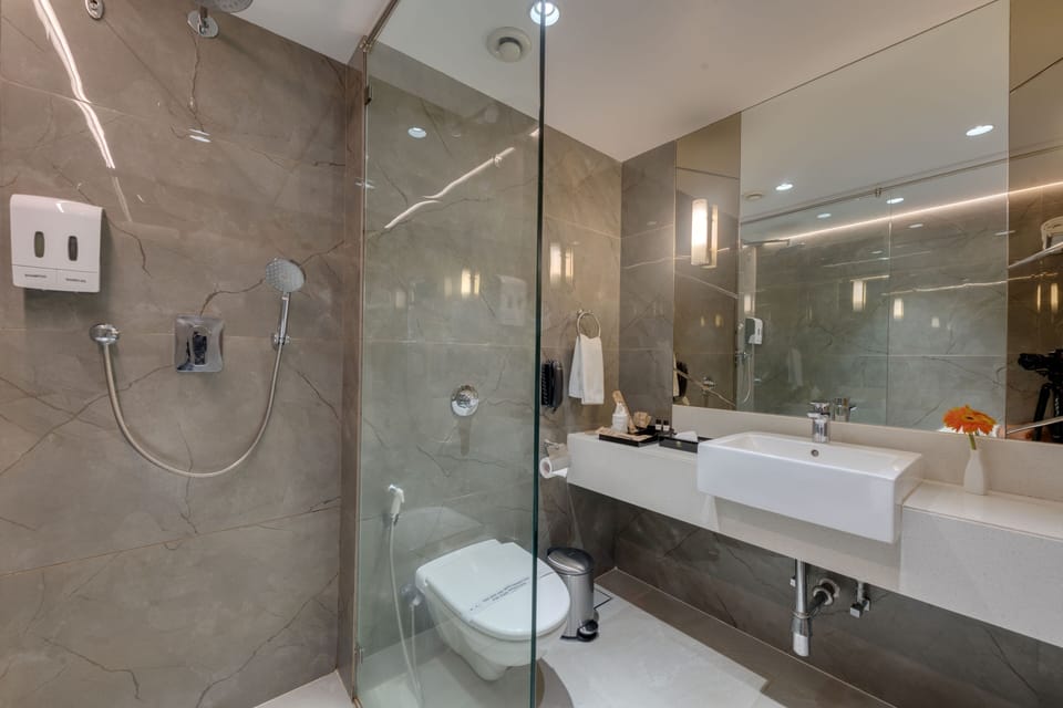 Deluxe Room, 1 King Bed | Bathroom | Shower, free toiletries, hair dryer, slippers