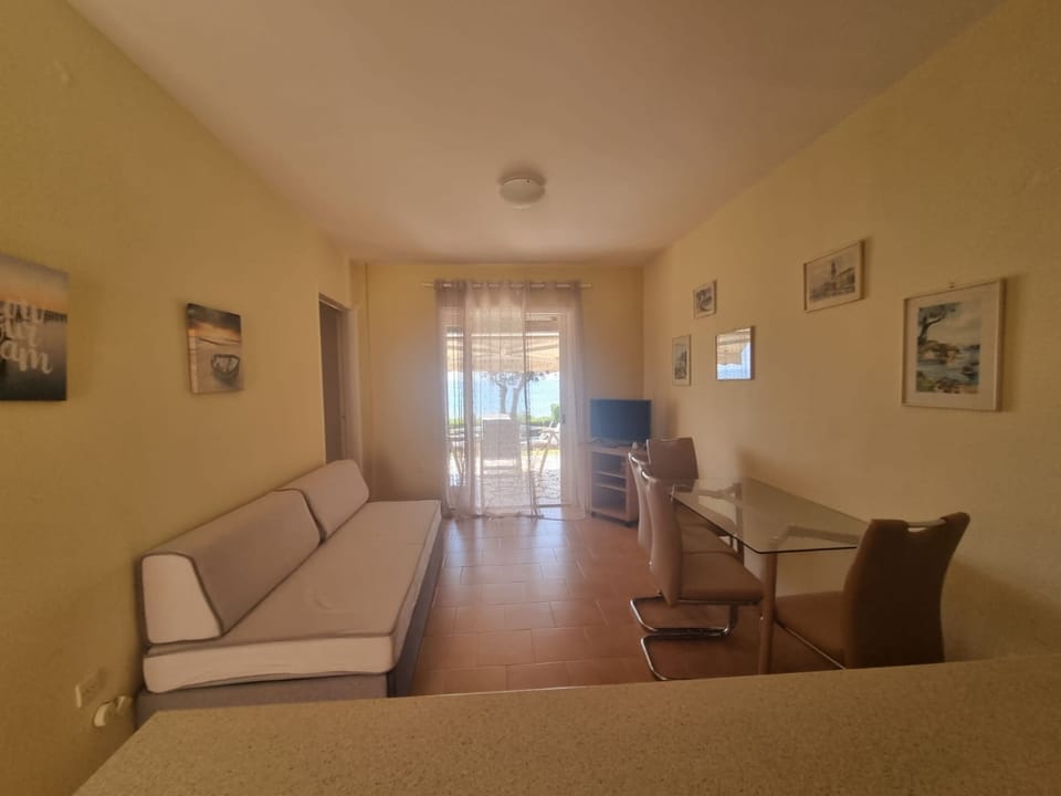 House, 1 Bedroom | Living area | Flat-screen TV