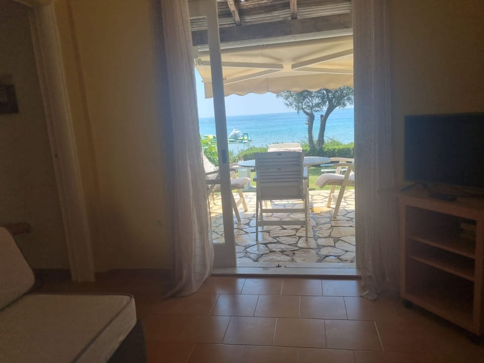 House, 1 Bedroom | Living area | Flat-screen TV