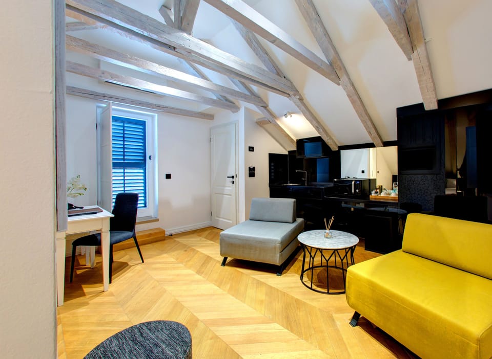 Deluxe Studio Suite | 1 bedroom, hypo-allergenic bedding, minibar, in-room safe