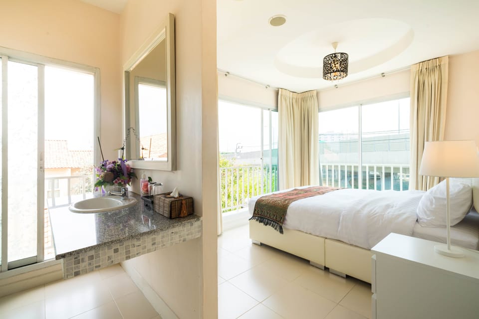 Exclusive Room | Minibar, desk, blackout drapes, free WiFi