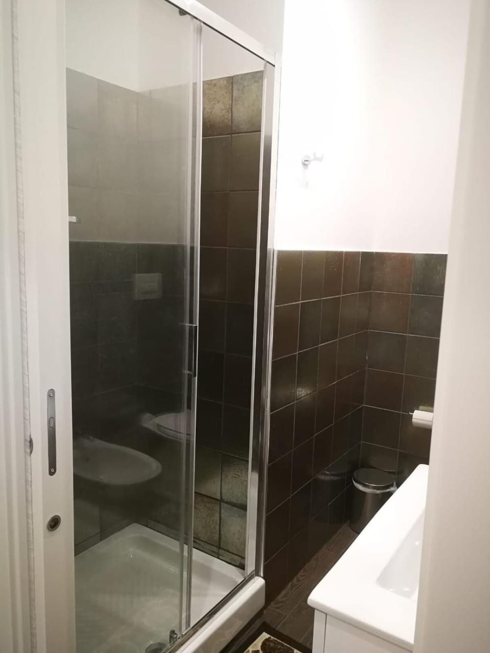 Shower, rainfall showerhead, free toiletries, bathrobes