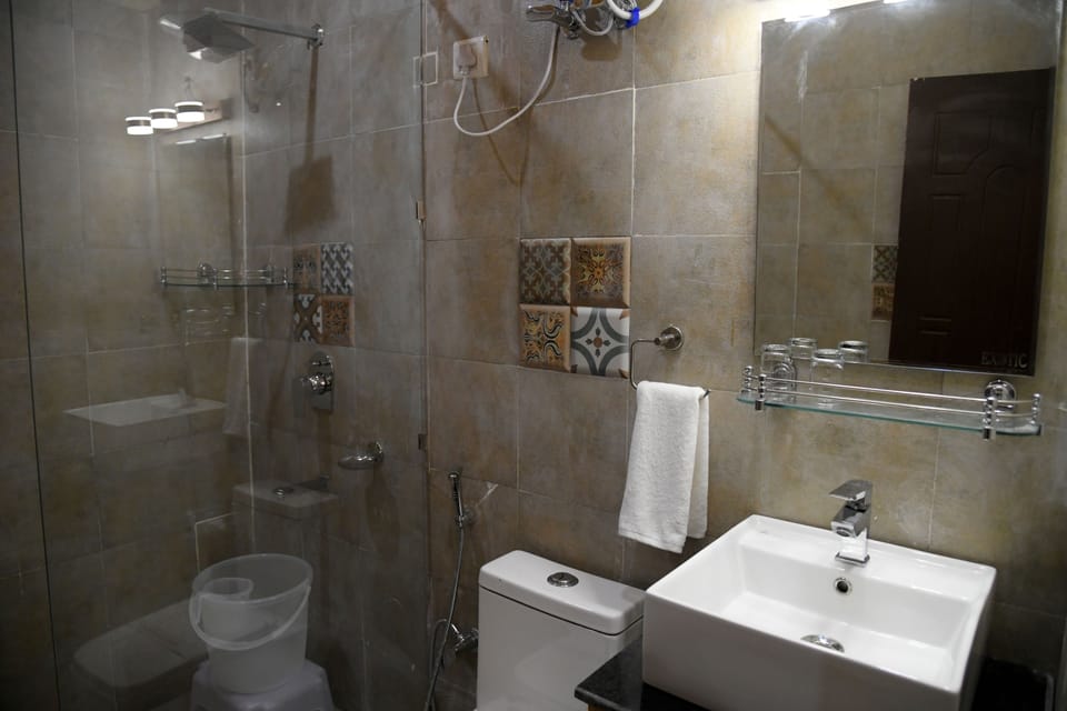 Deluxe Cottage | Bathroom | Shower, slippers, towels